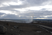 tuhoutunut maisema ja tupakoiva kaivoslaitos