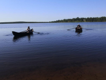 kaksi soutuvenettä sinisellä järvellä