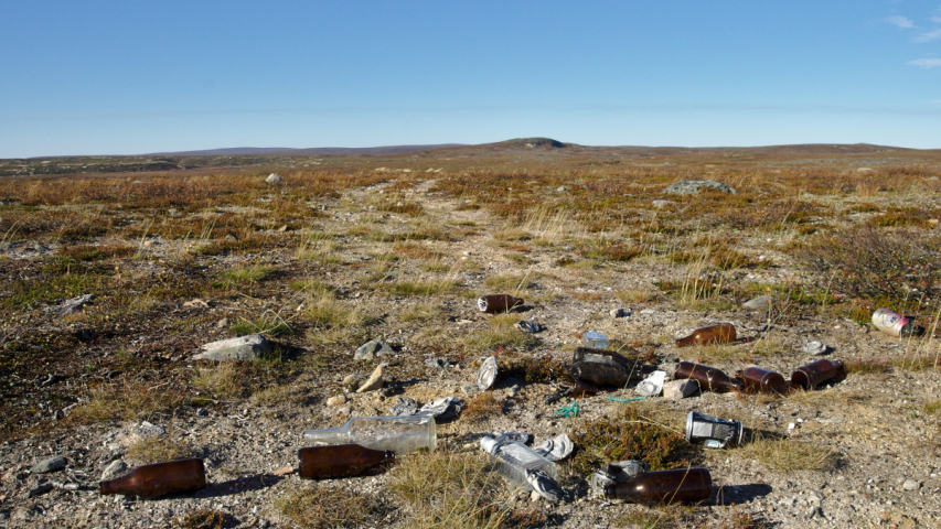 roskat atv-polulla erämaassa