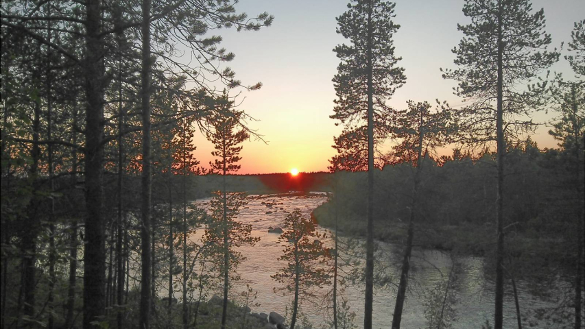 Jokiranta yöauringossa